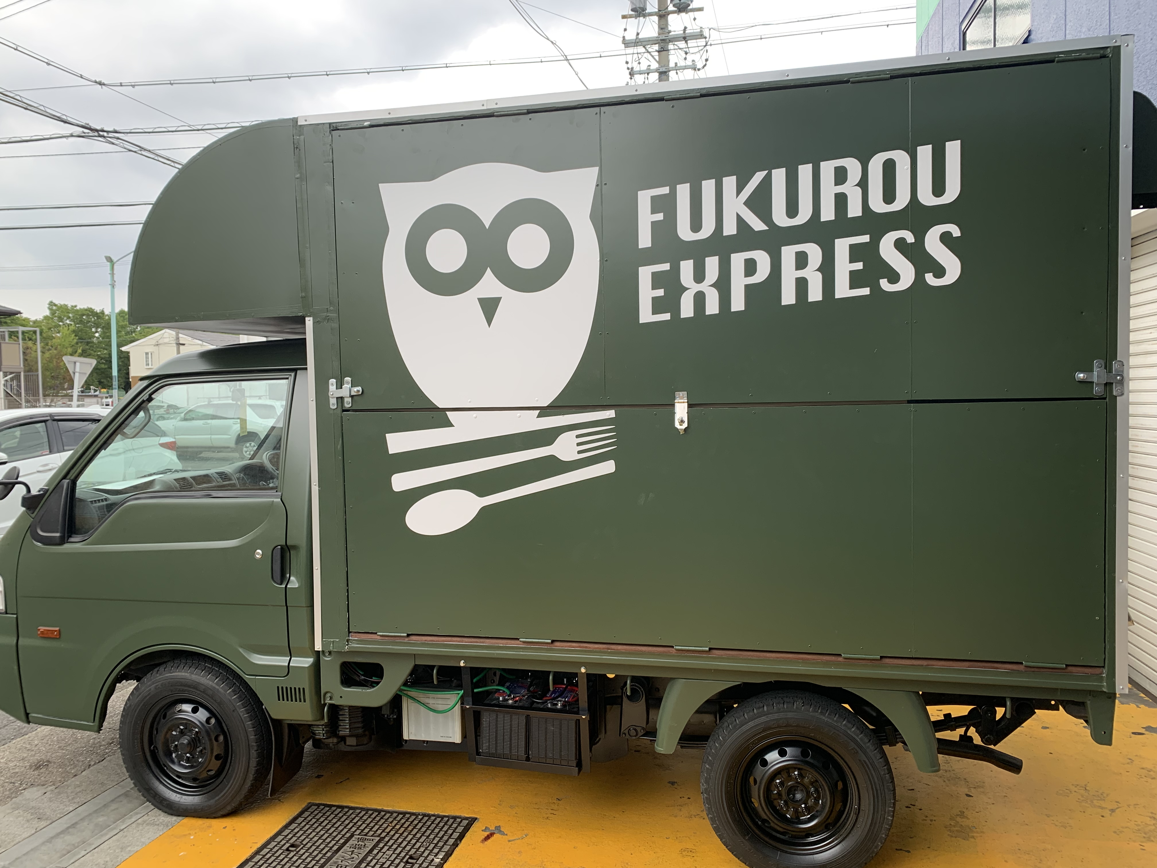 FUKUROUEXPRESS様のキッチンカー車体にロゴマーク